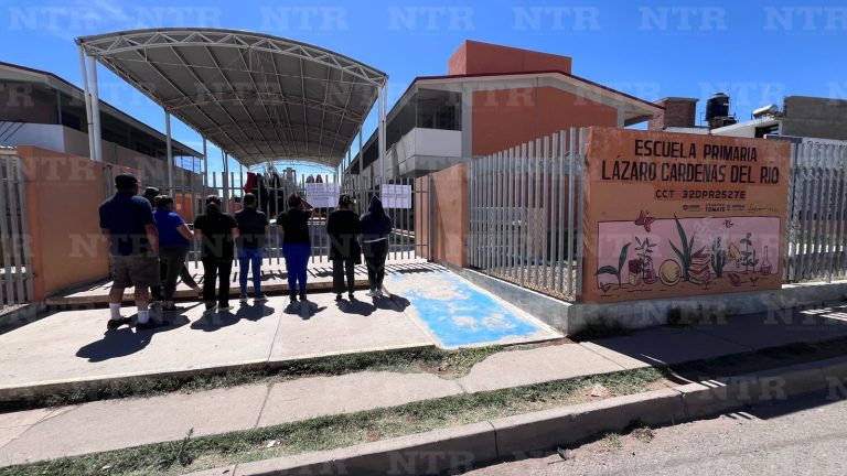 Toman escuela por fraude en compra de uniformes