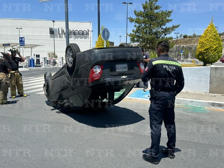 Vuelcan en bulevar del Bote y conductor huye de la escena