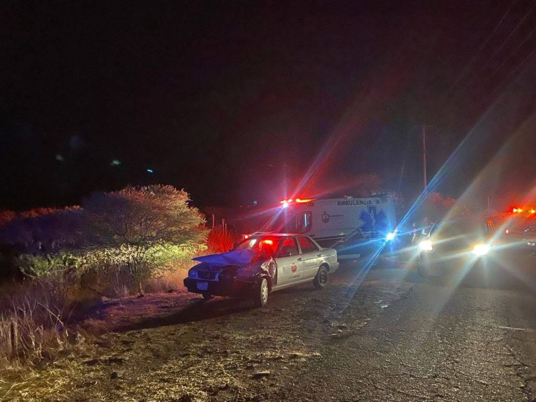 Choque entre dos autos provoca caos vial