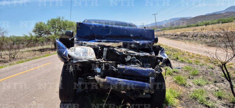 Camioneta y camión tortón chocan en la federal 54