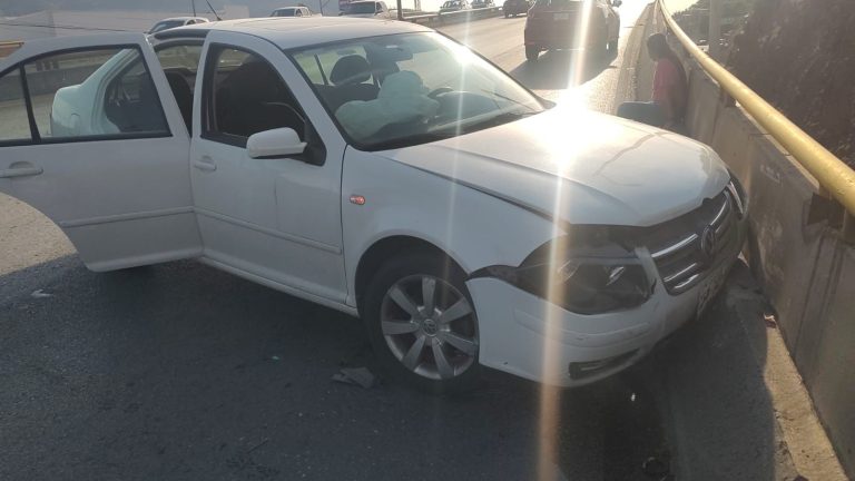 Choque entre dos autos provoca caos vial