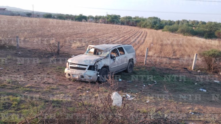 Volcadura deja tres personas lesionadas
