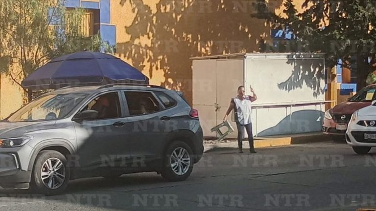 Ambulantes acaparan estacionamiento del Seguro Social