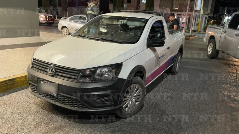 Choca camioneta oficial con vehículo particular
