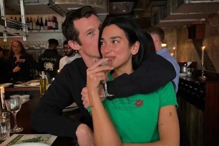 Aseguran que Dua Lipa se casaría en Italia con Callum Turner