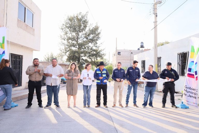 Entrega gobierno de Jerez dos calles pavimentadas
