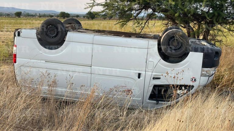 Camioneta vuelca en la federal 44; no hay lesionados