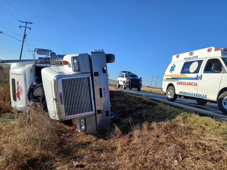 Quinta rueda vuelca en carretera