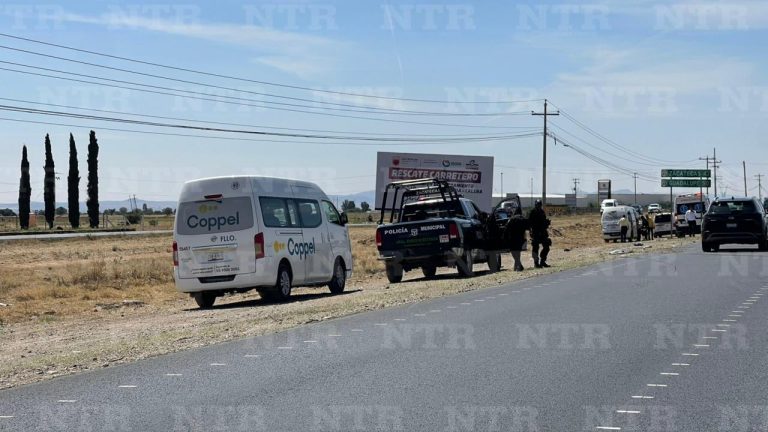 Choca vehículo con trilladora; solo hay daños materiales