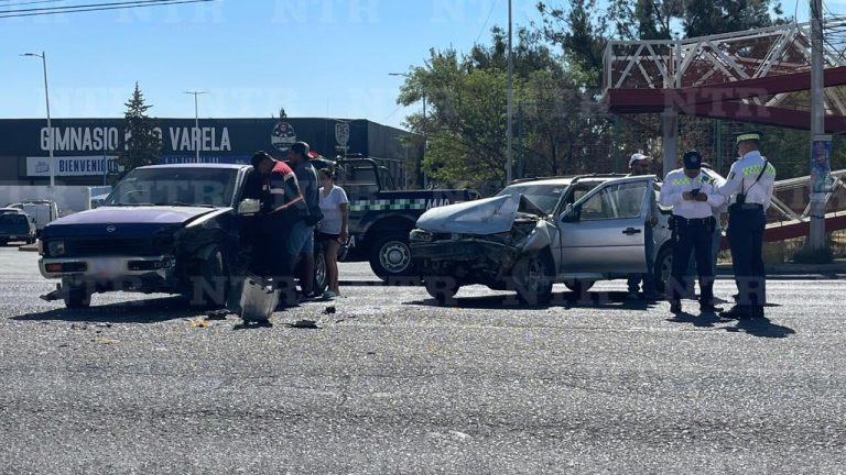 Chocan auto y camioneta en el Paseo del Mineral