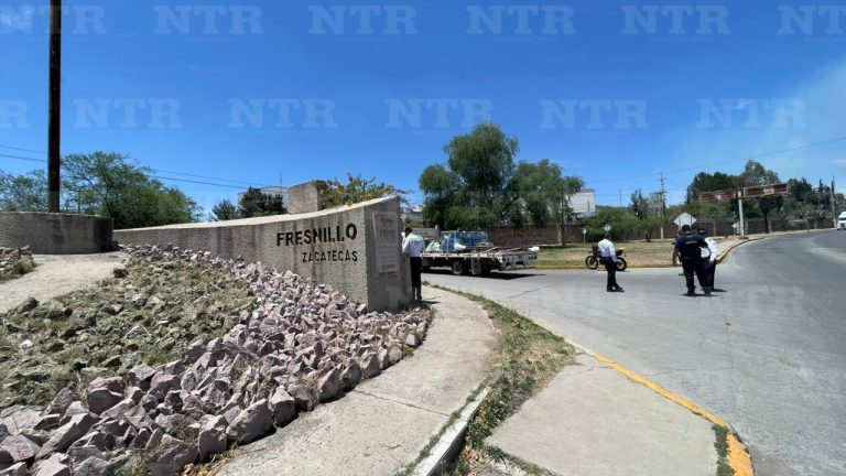 Se impactan motocicleta y camión de carga en crucero