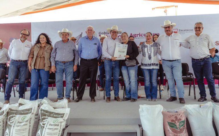 Entregan apoyos agrícolas en Río Grande