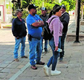 Ignora alcaldesa protesta y abre ayuntamiento