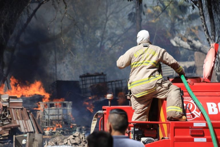 Se incendia lote en la cabecera municipal de Jerez