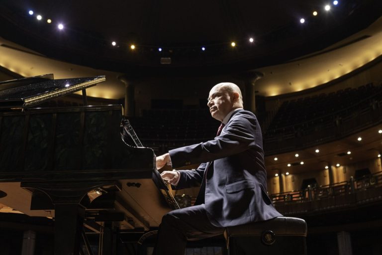 Invita UAZ al concierto del pianista Alejandro Barrañón