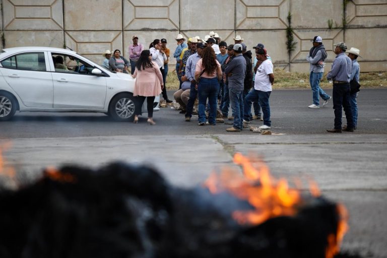 Llama líder campesino al orden en protestas