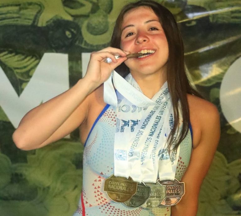 Mía Macías conquista doble oro en natación