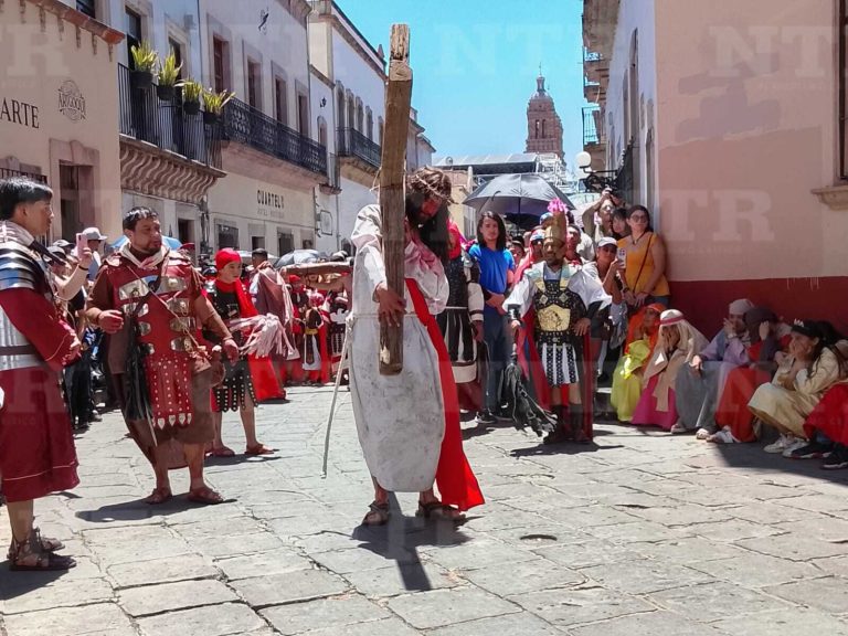 Reviven el viacrucis de Jesús en la capital