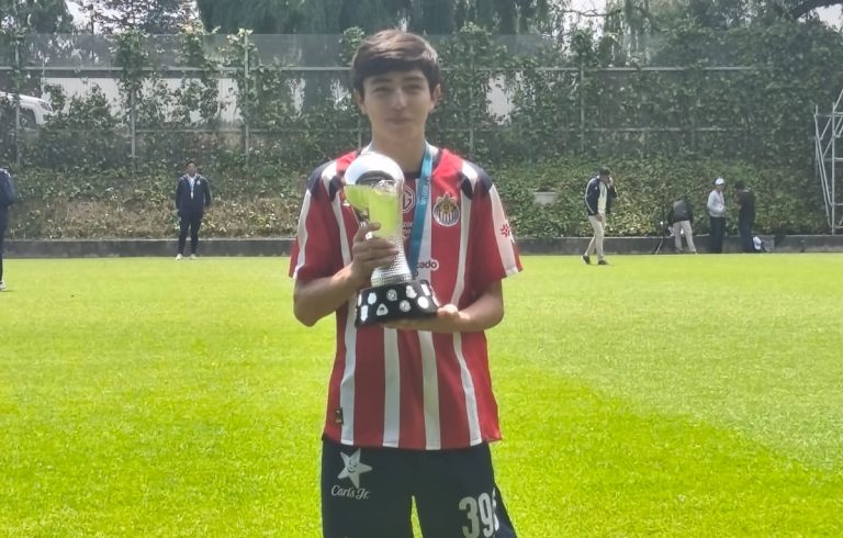 Santi Hernández se corona campeón con Chivas Sub-14