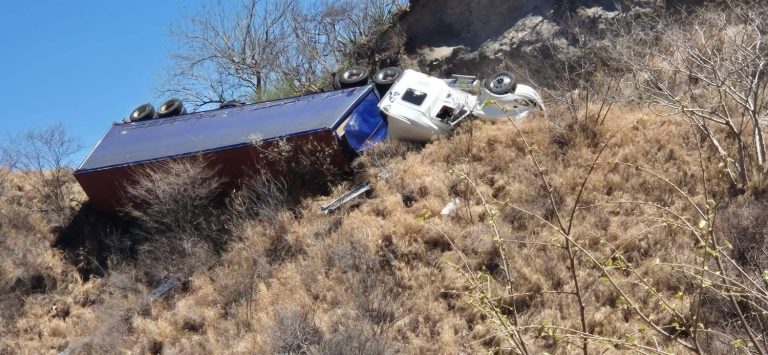 Se vuelca tráiler con envases de cerveza en Moyahua