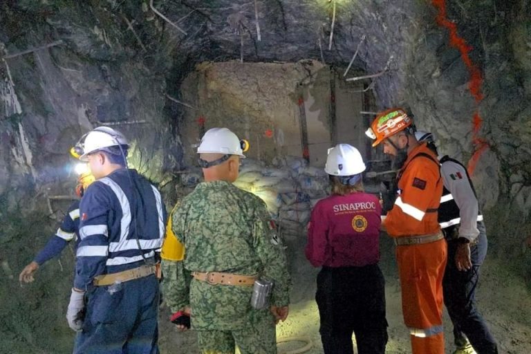Trabajan 353 para rescatar a tres mineros en Sinaloa