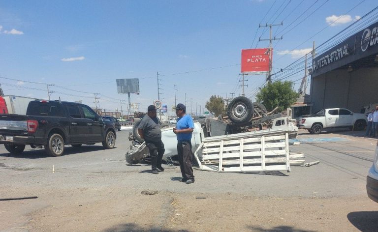 Se vuelca camioneta cerca de Martínez Domínguez