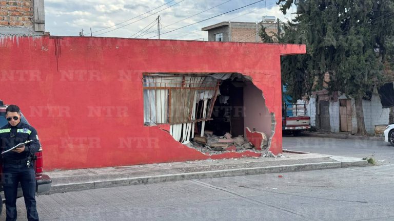 Choca camioneta contra vivienda y derriba pared