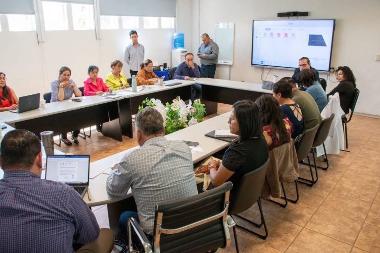 Docentes trabajan en la coordinación para el EXANI-II
