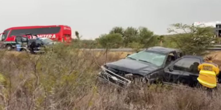 Se vuelca camioneta de jornaleros; hay una embarazada herida