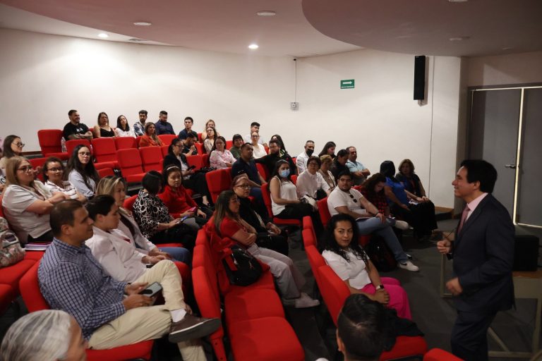 Personal de ISSSTE se actualiza sobre uso de antibióticos