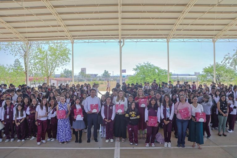 Alumnas del Cetis 113 reciben sus kits menstruales