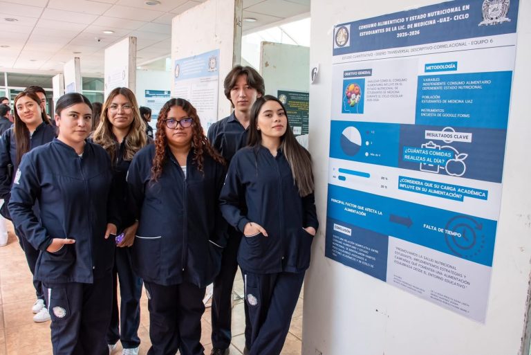 Alumnos de Salud Pública presentan carteles de fin de semestre