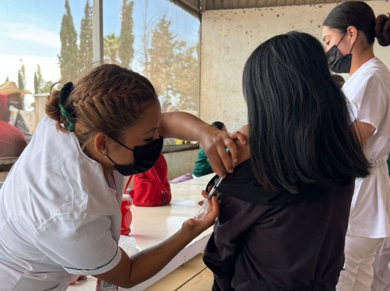Refuerza IMSS vacunación en jornaleros