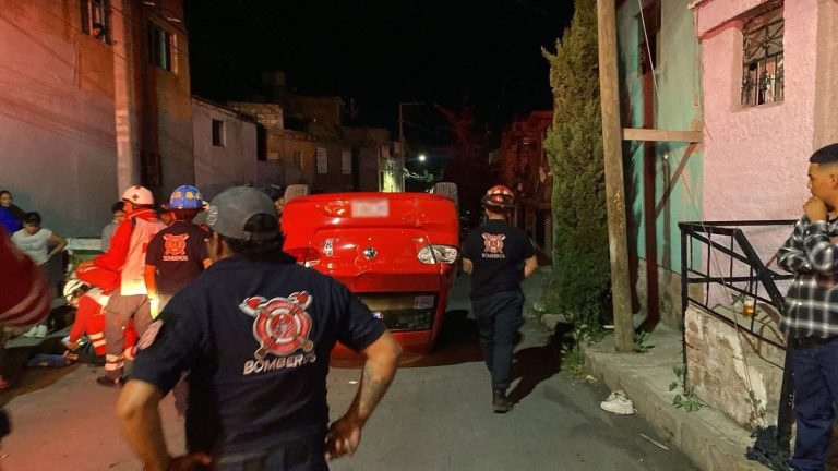 Dejan lesionados dos volcaduras en la capital