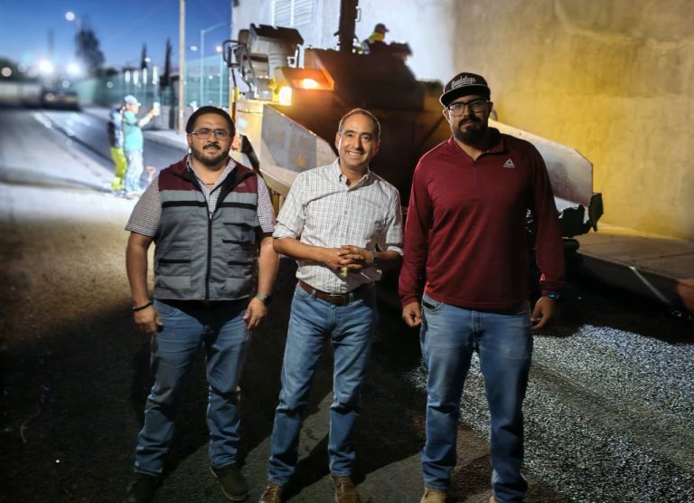 Supervisan pavimentación en acceso a UNEME de Oncología