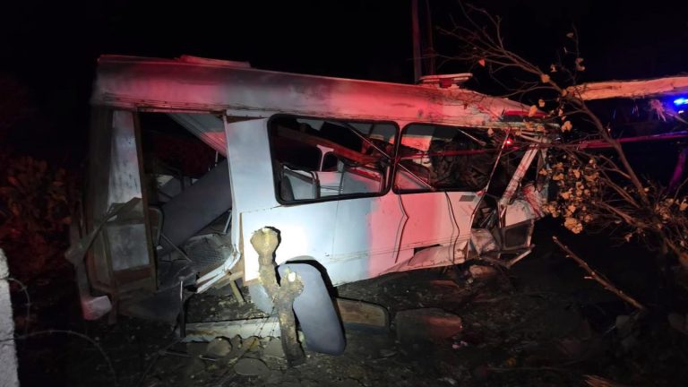Menor fallece en accidente de autobús; hay cuatro lesionados graves