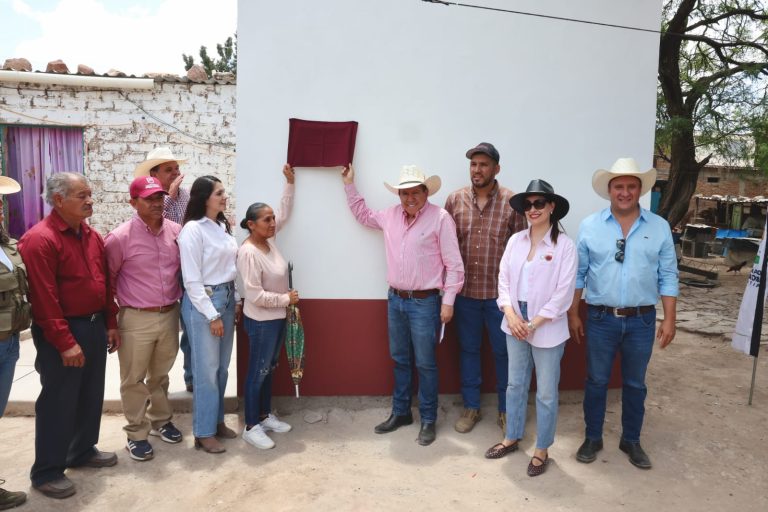 Entregan cuartos para baños y dormitorios en El Mezquite