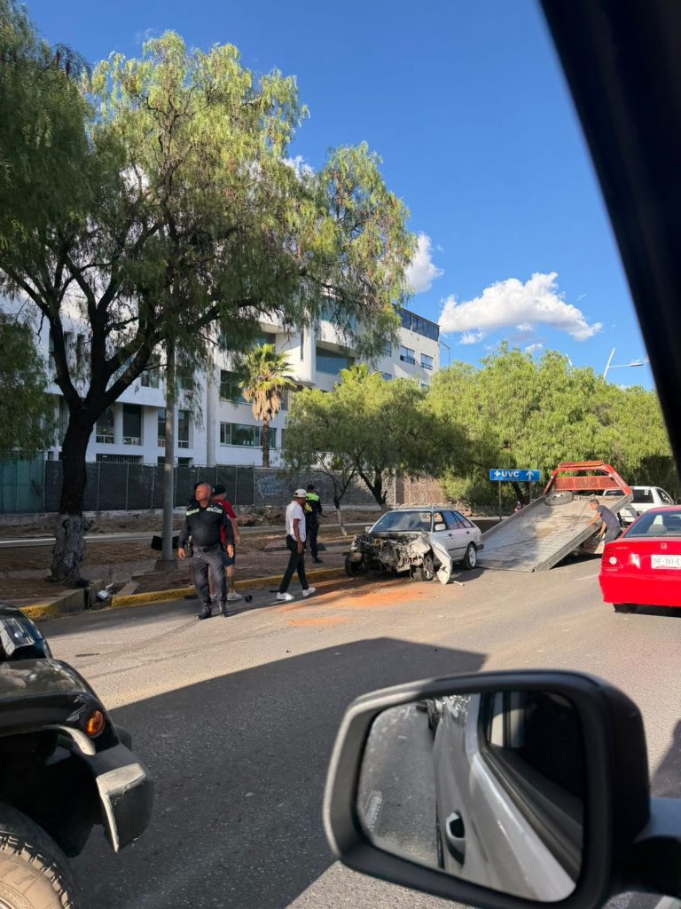 Choca vehículo con un árbol en bulevar metropolitano