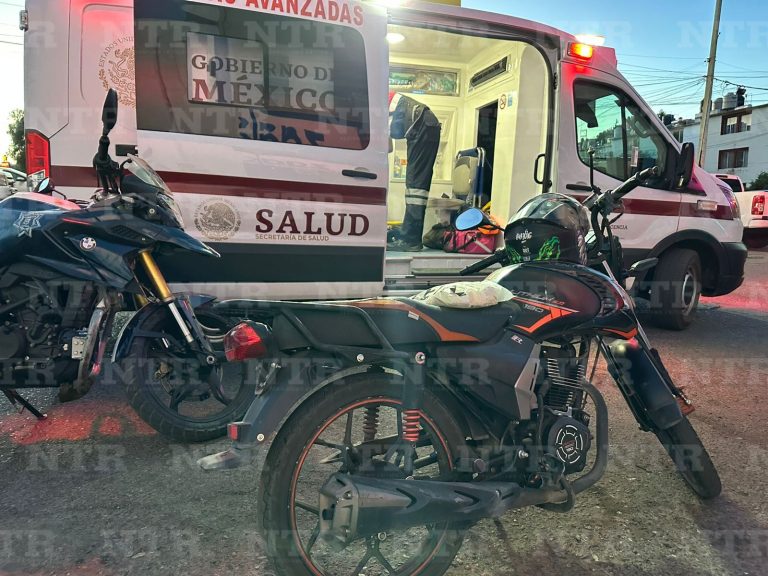 Huye conductora tras percance contra motocicleta