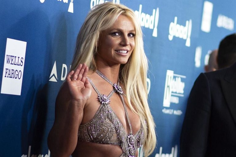 Alarma Britney Spears en restaurante con cuchillo y gritos