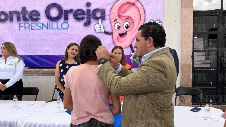 Entrega SMDIF 70 aparatos auditivos