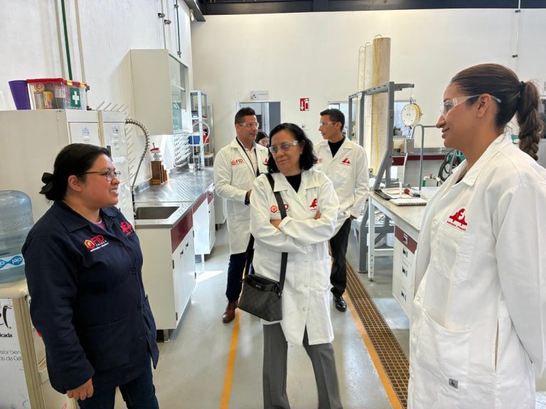 Visitan directivos de CU instalaciones de Quantum