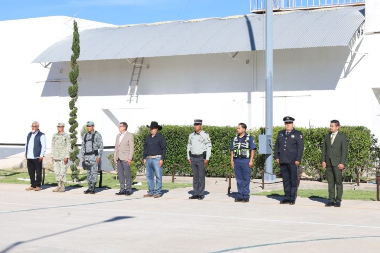 Encabeza Rodrigo Ureño honores a la bandera en Jerez