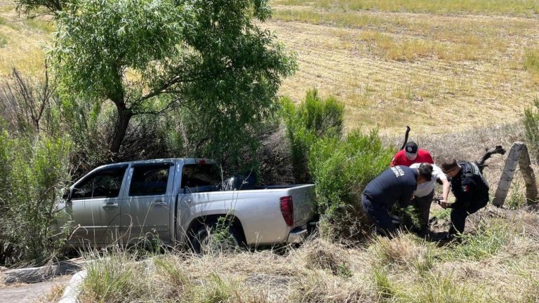 Camioneta se sale de camino y deja cuatro lesionados