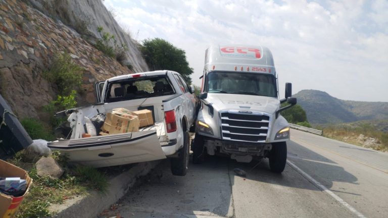 Chocan vehículos en carretera de cuota federal 45