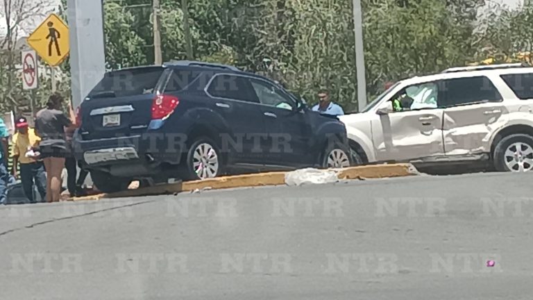 Chocan vehículos por pasarse el semáforo