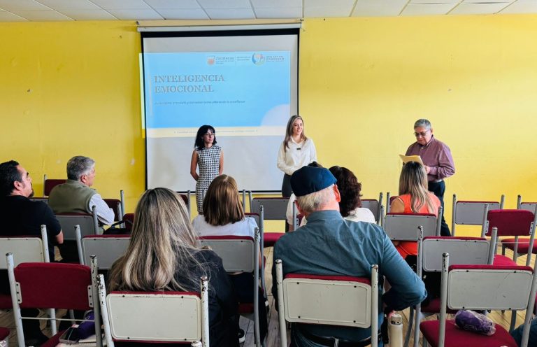 Capacitan a docentes en inteligencia emocional
