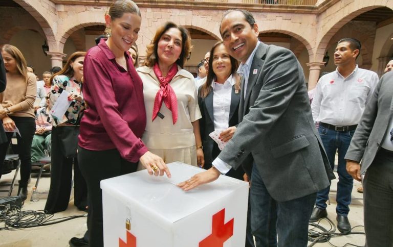 Realiza Pepe Saldívar donativo a la Cruz Roja