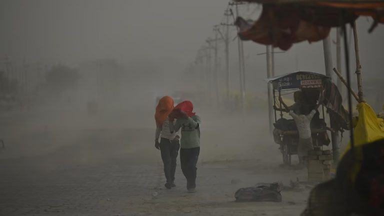 Deja 117 muertos y 79 heridos las tormentas en la India