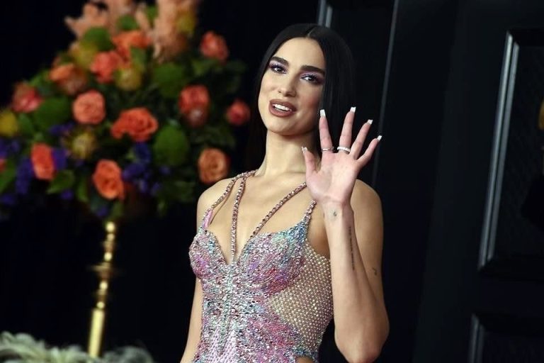 Demanda Dua Lipa a Samsung por uso indebido de su imagen